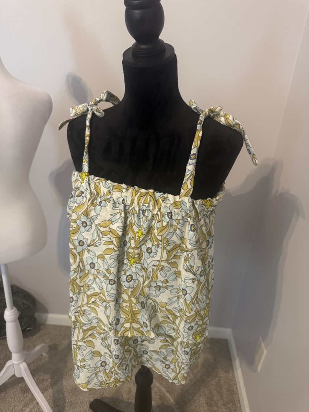 Sleeveless Floral Tie-Shoulder Tank Top in Yellow and White